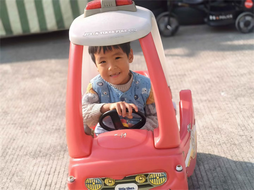 小2班：小司机来啦