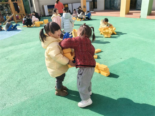 小2班：合作搭建真快乐