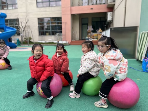 中6班：我们是群毛毛虫