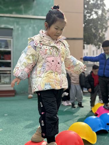 新惠园中1班：彩色的小路