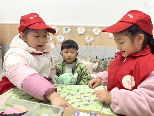大3班第四周：中国青年志愿者日，我们给小班弟弟妹妹讲故事。