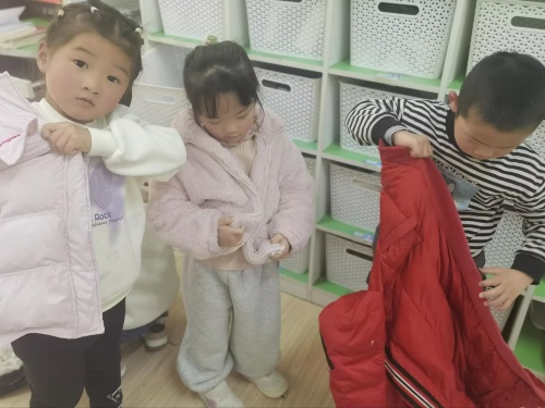 小3班 我会自己穿衣