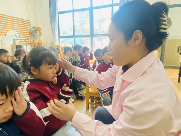 小4班：保护眼睛