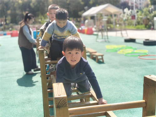 小2班：攀爬小勇士