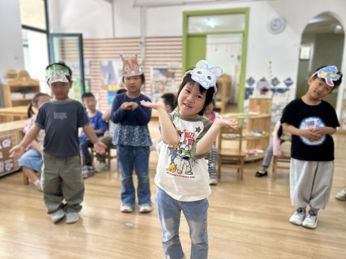 中2班：角色竞选中……