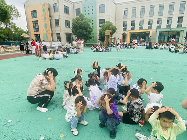 小4班：防震演练