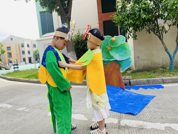 小4班：我们来演童话剧