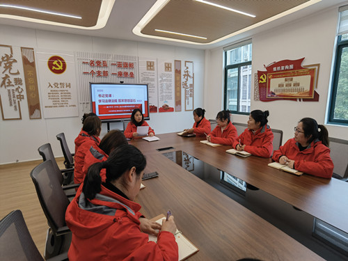 堰桥实幼：知法于心  育幼于…