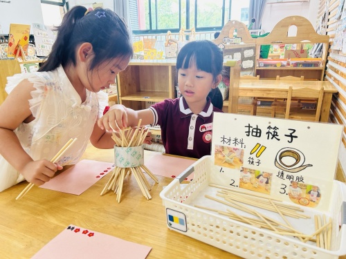 堰桥实幼：巧手玩转筷子，智…
